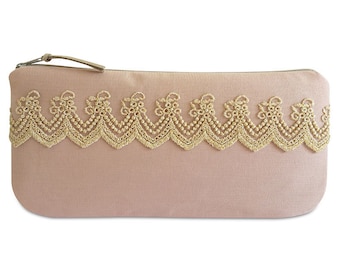 Clutch, Puder mit goldener Spitze