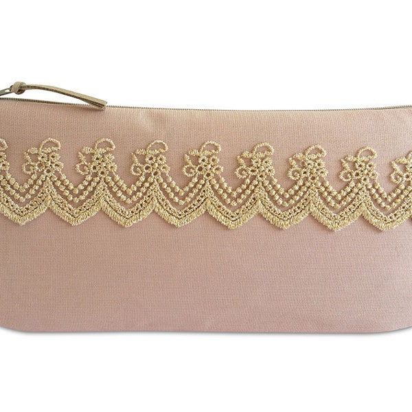 Clutch, Puder mit goldener Spitze