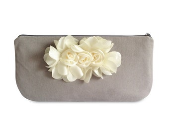 Clutch, Canvas Grau mit Satinblume in Ivory