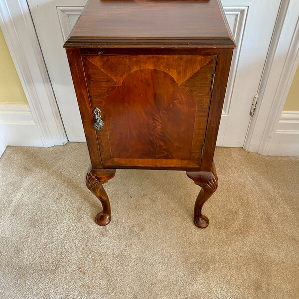 A stunning Vintage red walnut Queen Anne style Arding and Hobbs bedside cabinet/pot cabinet dating to the 1930s with useful internal space