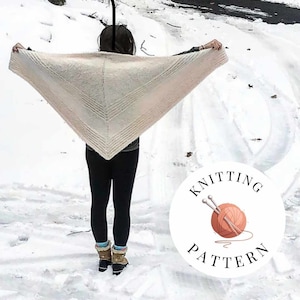 Peut inclure: Un châle triangulaire crème avec des détails rayés horizontaux est présenté sur un fond enneigé. Le châle est au centre de l'image, avec le texte "KNITTING PATTERN" et un logo de pelote de laine en bas à droite.