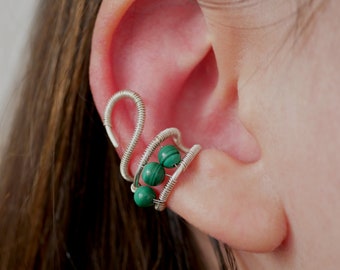 Bague d'oreille en fil d'argent tissé et perles en malachite