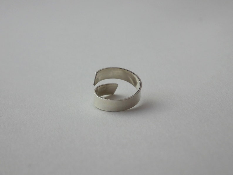 Sterling silver serpentine ring Minimalist image 5