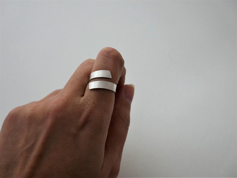 Sterling silver serpentine ring Minimalist image 1