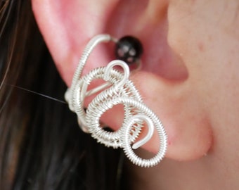 Ear ring made of silver thread and glass beads