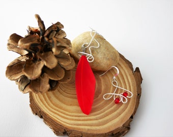 Asymmetrical earrings in silver, pearls and red feather