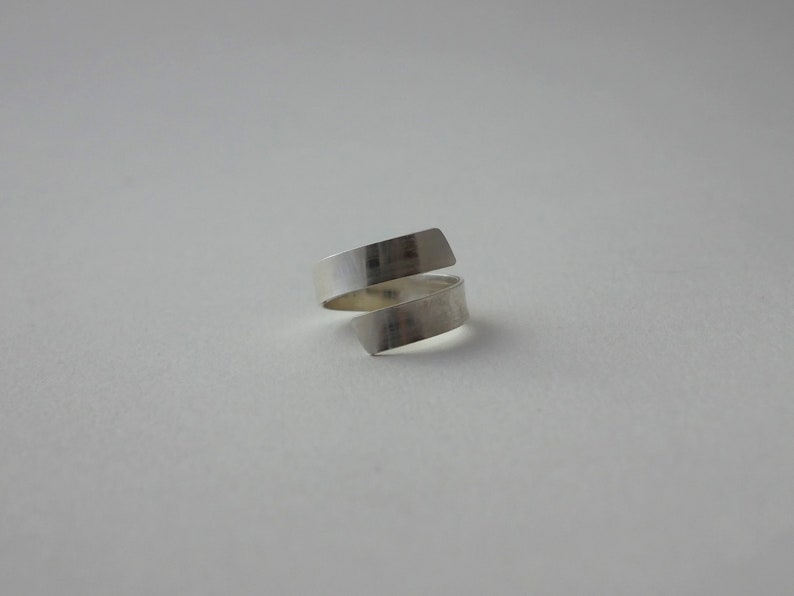 Sterling silver serpentine ring Minimalist image 4