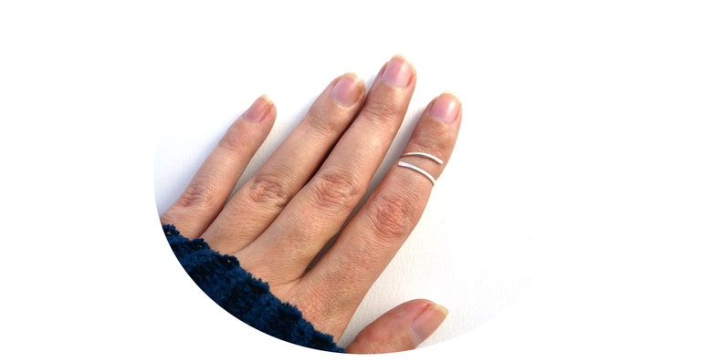 Bague de phalange minimaliste forgée en argent