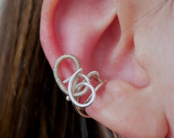 Design ear ring "Wavy" in woven silver thread