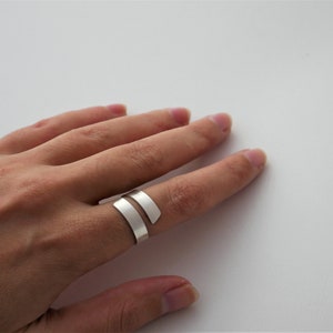 Sterling silver serpentine ring Minimalist image 2