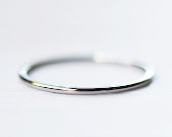 Può includere: Un anello semplice a fascia d'argento.