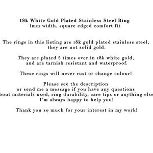 Pu&ograve; includere: Anello in acciaio inossidabile placcato oro bianco 18 carati, larghezza 1 mm, con bordi quadrati per una vestibilit&agrave; comoda. Gli anelli sono placcati 5 volte in oro bianco 18 carati, e sono resistenti all'appannamento e all'acqua. Questi anelli non arrugginiranno mai e non cambieranno colore! Si prega di consultare la descrizione o inviarmi un messaggio se avete domande sui materiali utilizzati, la durata dell'anello, i consigli di cura o qualsiasi altra cosa. Sono sempre felice di aiutarvi! Grazie mille per il vostro interesse per il mio lavoro!