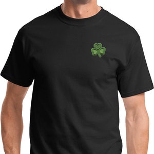 Pode incluir: Uma camiseta preta com um trevo verde bordado no peito esquerdo.