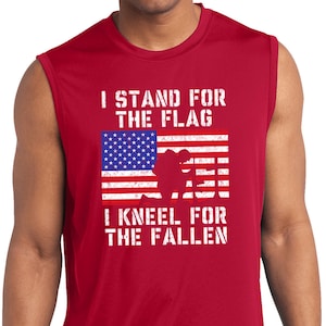 Pode incluir: Camiseta vermelha sem mangas com um gráfico de bandeira americana desbotada e o texto "I stand for the flag I kneel for the fallen".