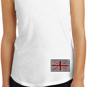 Peut inclure: Un débardeur blanc avec un petit patch du drapeau britannique sur le côté gauche. Le drapeau est rouge, blanc et bleu.