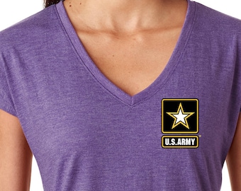Könnte beinhalten: Ein T-Shirt mit V-Ausschnitt in der Farbe Lila meliert mit einem kleinen Patch auf der linken Brust, der einen gelben Stern und den Text "U.S. ARMY" zeigt.