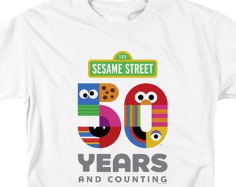 Camisas blancas con logo del 50 aniversario de Sesame Street
