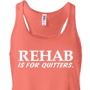 Op de afbeelding: Koraal tanktop met de tekst "REHAB IS FOR QUITTERS."