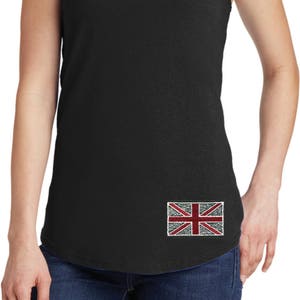 Puede incluir: Camiseta de tirantes negra con un pequeño diseño de bandera de la Unión Jack en la parte inferior izquierda.