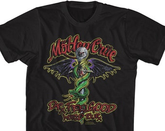 Può includere: Maglietta nera con una grafica di un serpente avvolto attorno a una spada con le ali. Il testo "Motley Crue" e "Dr Feelgood World Tour" è stampato sulla maglietta.