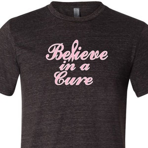 Bröstcancermedvetenhet Believe in a Cure Vuxen Unisex Tri Blend Crewneck T-shirt 19099E4-C3413