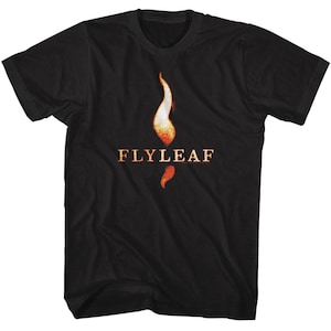Op de afbeelding: Zwart T-shirt met een oranje vlam-print en de bandnaam "FLYLEAF" in wit.