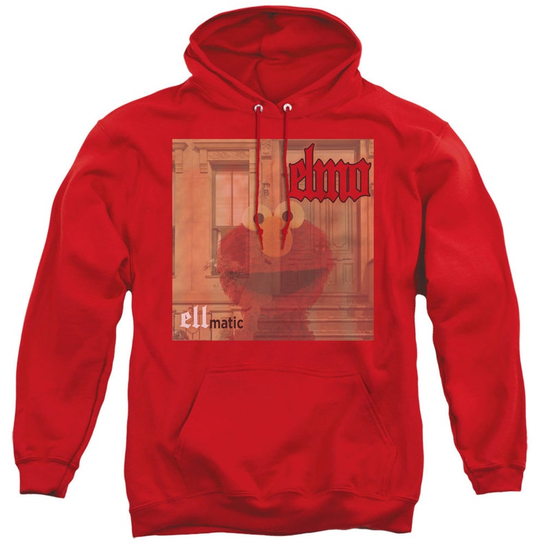 Puede incluir: Sudadera con capucha roja con un estampado gr&aacute;fico de Elmo de Plaza S&eacute;samo. El gr&aacute;fico es una foto de Elmo frente a un edificio con el texto "elmo" en fuente g&oacute;tica negra y "ellmatic" en fuente blanca debajo de la imagen.