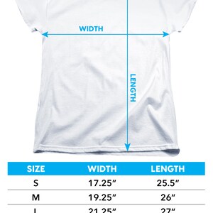 Może przedstawiać: Tabela przedstawiająca rozmiary damskich koszulek z kr&oacute;tkim rękawem z wymiarami w calach. Tabela pokazuje rozmiar, szerokość i długość koszulki w calach. Tabela zawiera rozmiary S, M, L, XL i 2XL.