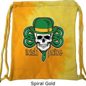 Può includere: Una borsa a cordoncino con effetto tie-dye giallo e arancione con un design a trifoglio verde e teschio. Il teschio indossa un cappello verde con una fascia gialla. Il testo "irish pride" è stampato sotto il design. La borsa è etichettata "Spiral Gold".