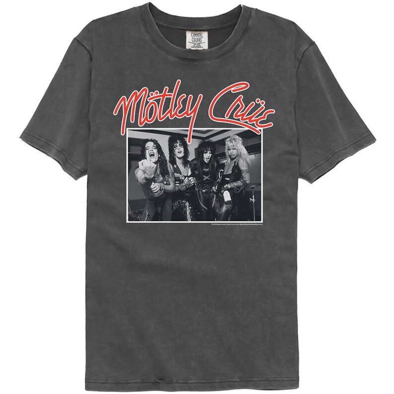 Puede incluir: Una camiseta negra con un aspecto vintage que presenta una foto en blanco y negro de la banda Motley Crue. El nombre de la banda est&aacute; escrito en rojo sobre la foto.