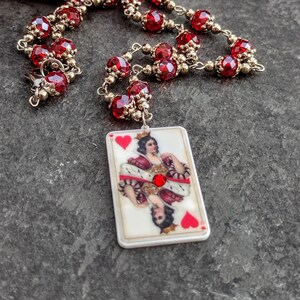 Red top queen necklace