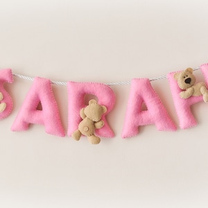 Signo de nombre del bebé, bandera del nombre del fieltro, color de color rosa beige teddy, decoración de la guardería de peluche, regalo personalizado, letras de fieltro del bebé, regalo del bebé, nombre personalizado