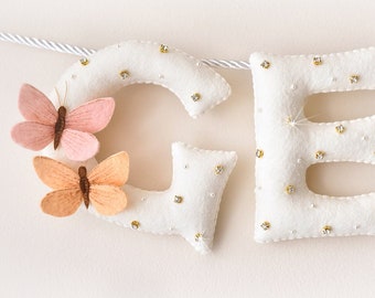 Prénom de bébé, décoration de chambre d'enfant papillons, bannière prénom en feutre, cadeau de baby shower, art mural chambre de bébé