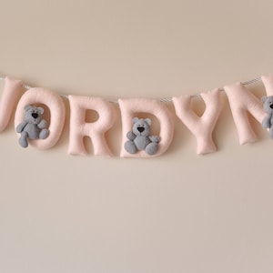 Bandera del nombre del fieltro, pequeño peluche gris, decoración de la guardería de peluche, regalo personalizado, letras de fieltro del bebé, guirnalda del nombre de la habitación del bebé, nombre de fieltro personalizado