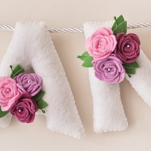 Bandera del nombre del fieltro, flores púrpuras blancas, decoración del vivero de flores, regalo personalizado, letras de fieltro del bebé, guirnalda del nombre del bebé, decoración de la habitación del bebé