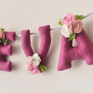 Banner de nombre de fieltro, flores de color púrpura pastel, decoración de guardería con flores, regalo personalizado, letras de fieltro para bebé, guirnalda con nombre de bebé, decoración de habitación de bebé