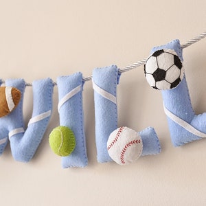 Banner de nombre de fieltro, pelotas deportivas azules, decoración de guardería, decoración de guardería deportiva, letras de fieltro, regalo de niña, guirnalda de nombres, banner personalizado