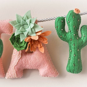 Bandera del nombre del fieltro, decoración de la guardería de los suculentos de Cacti, cráneo de vaca floral, decoración de la guardería, cartas de fieltro, regalo del bebé, habitación del niño, guirnalda del nombre del bebé