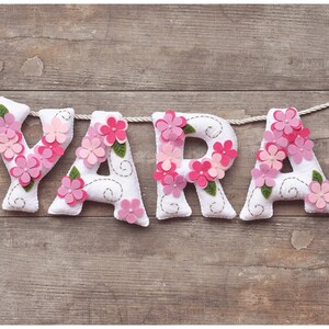 Banner de nombre de fieltro, nombre de fieltro de flores, decoración de guardería, regalo personalizado, letras de fieltro, banner de nombre de bebé, guirnalda de nombre de bebé, nombre de fieltro personalizado