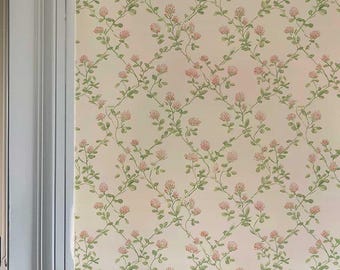 Red Clover Wallpaper, Soft Floral Vine, Cottage Accent Wall 484