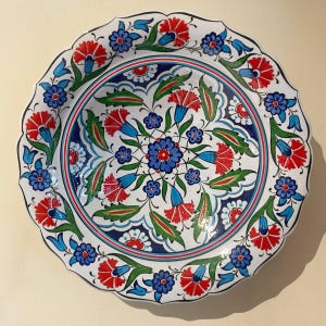 Hand-Painted Turkish Ceramic Plate – 25 cm Wall Decor with Floral Iznik Motifs | Ottoman Style Decorative Plate
