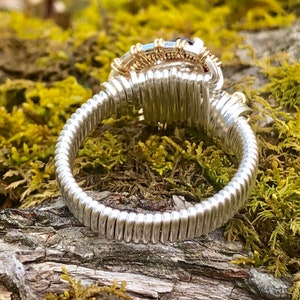 Pulse Witte Topaas Draad Gewikkelde Ring Argentium Zilver en 14 Karaat Geel Goud Gevulde Draad Verpakte Sieraden afbeelding 3