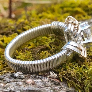 Pulse Witte Topaas Draad Gewikkelde Ring Argentium Zilver en 14 Karaat Geel Goud Gevulde Draad Verpakte Sieraden afbeelding 2