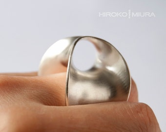 Anillo grande "4 FACES" Creación HIROKO MIURA Diseño japonés moebius ecléctico refinado contemporáneo Georg Jensen estilo escandinavo hmp