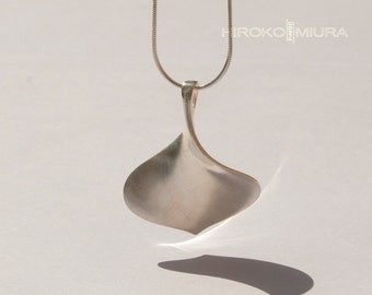 Pendentif FEUILLE Gingko argent avec chaine, médaillon réversible, inspiration végétale, écorce, bijou sculpture, style Georg Jensen