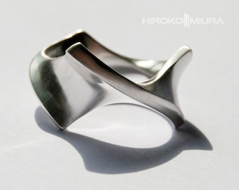 Bague large argent design femme, géométrique, TRIANGLE moderne, style Georg Jensen, création Hiroko Miura