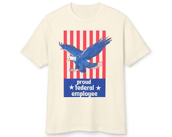 ORGOGLIOSO DIPENDENTE FEDERALE T-shirt unisex in cotone pesante tinto in capo - Maglietta per adulti - Forza lavoro governativa - Aquila e bandiera degli Stati Uniti, maglietta patriottica della Fed