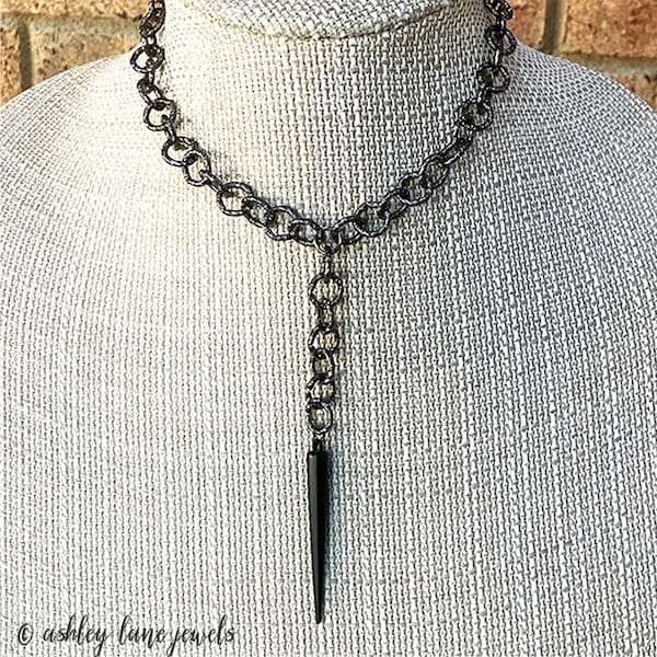 Collar de malla metálica con pinchos gruesos color plomo * Gargantilla tipo daga totalmente negra * Estilo gótico de los 90
