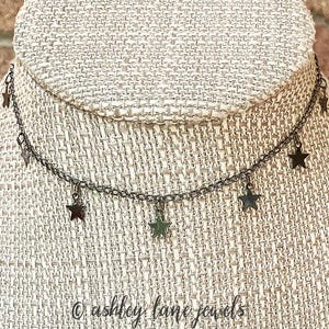 Collar gargantilla AVRIL con estrella colgante color gris plomo - Joyería estilo años 90 totalmente negra