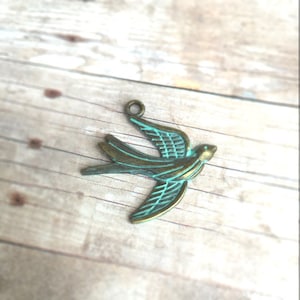 2 pieces Hand-painted Flying Swallow Bird charm, faux patina over antique bronze tone alloy metal, 28*30*2mm